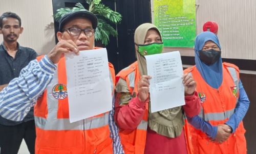 Puluhan THL tidak terima dipecat sepihak dan mengadukan perlakuan DLHK Pekanbaru ke DPRD Pekanbaru (foto/int)